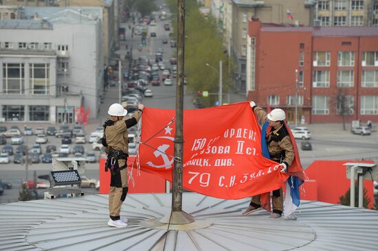 Установка Знамени Победы над куполом Новосибирского театра оперы и балета