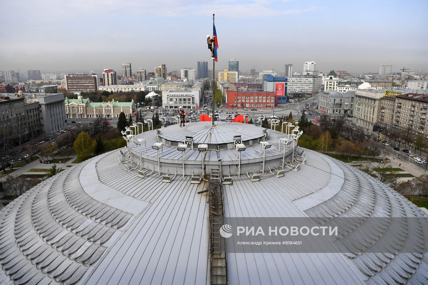Установка Знамени Победы над куполом Новосибирского театра оперы и балета