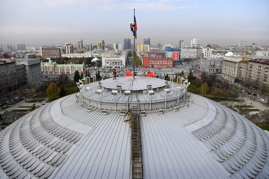 Установка Знамени Победы над куполом Новосибирского театра оперы и балета