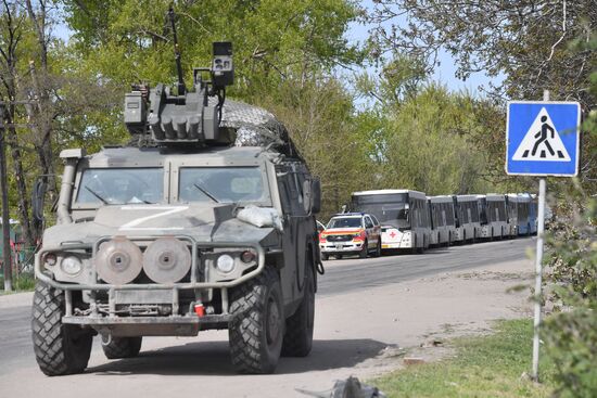 Колонна автобусов МКК в селе Безыменное в ДНР