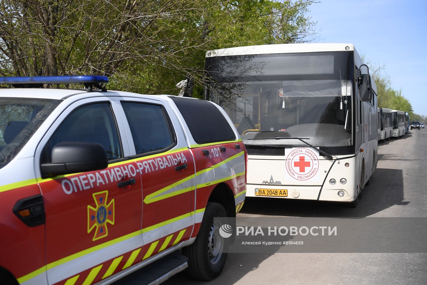 Колонна автобусов МКК в селе Безыменное в ДНР