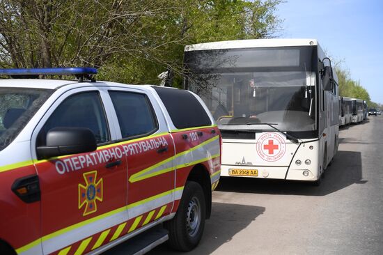 Колонна автобусов МКК в селе Безыменное в ДНР