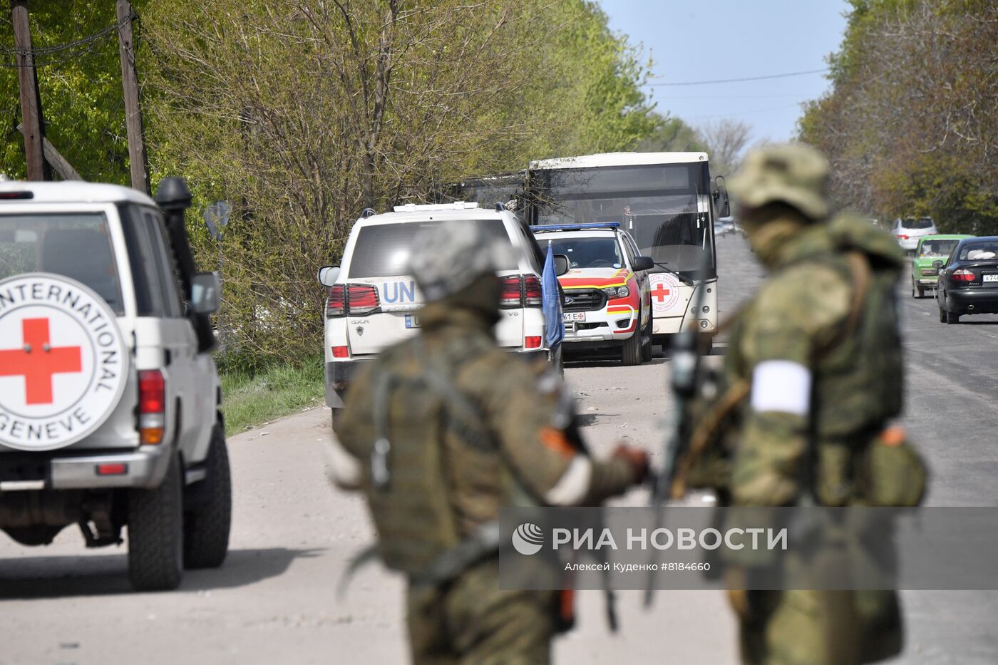 Колонна автобусов МКК в селе Безыменное в ДНР