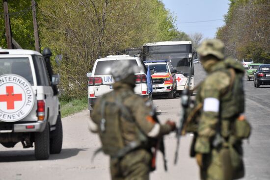 Колонна автобусов МКК в селе Безыменное в ДНР