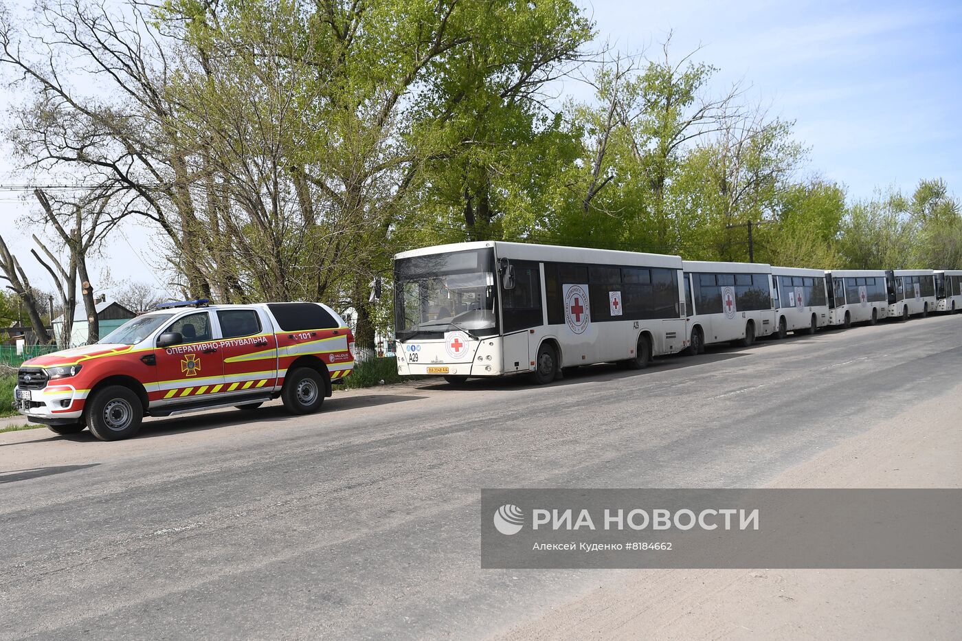 Колонна автобусов МКК в селе Безыменное в ДНР