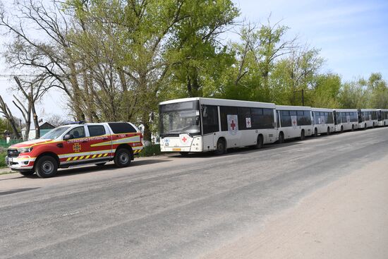 Колонна автобусов МКК в селе Безыменное в ДНР