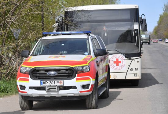 Колонна автобусов МКК в селе Безыменное в ДНР