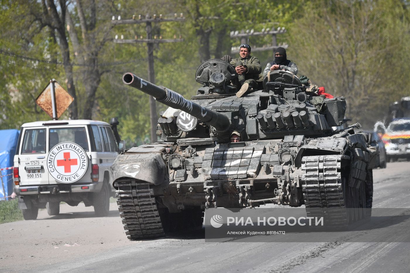 Колонна автобусов МКК в селе Безыменное в ДНР