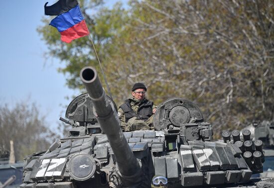 Колонна автобусов МКК в селе Безыменное в ДНР