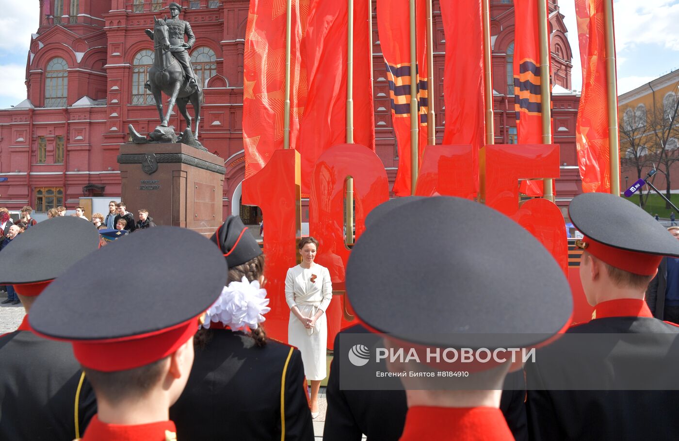 Возложение венков к могиле Неизвестного солдата у Кремлевской стены и памятнику маршалу Жукову