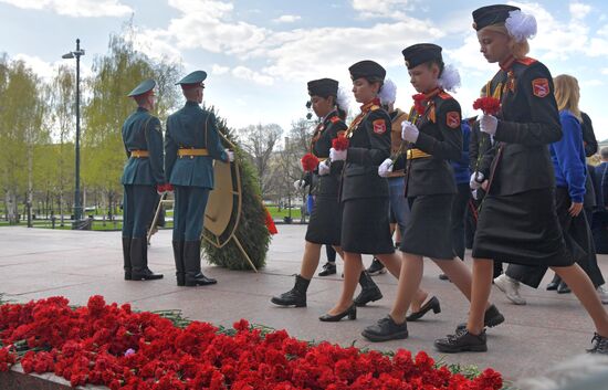 Возложение венков к могиле Неизвестного солдата у Кремлевской стены и памятнику маршалу Жукову