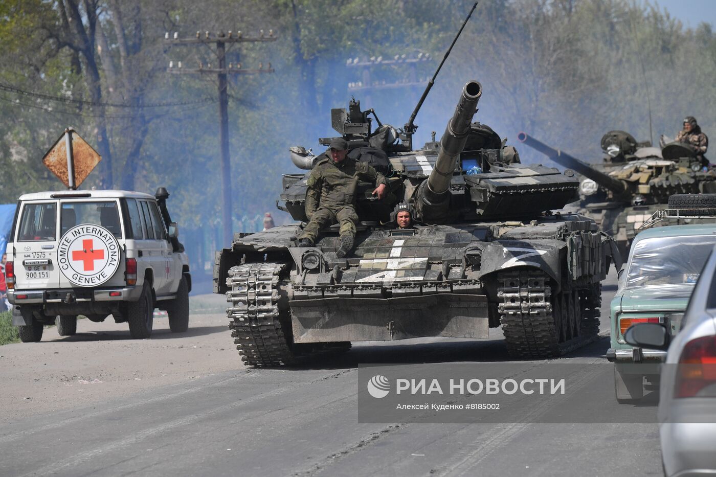 Колонна автобусов МКК в селе Безыменное в ДНР