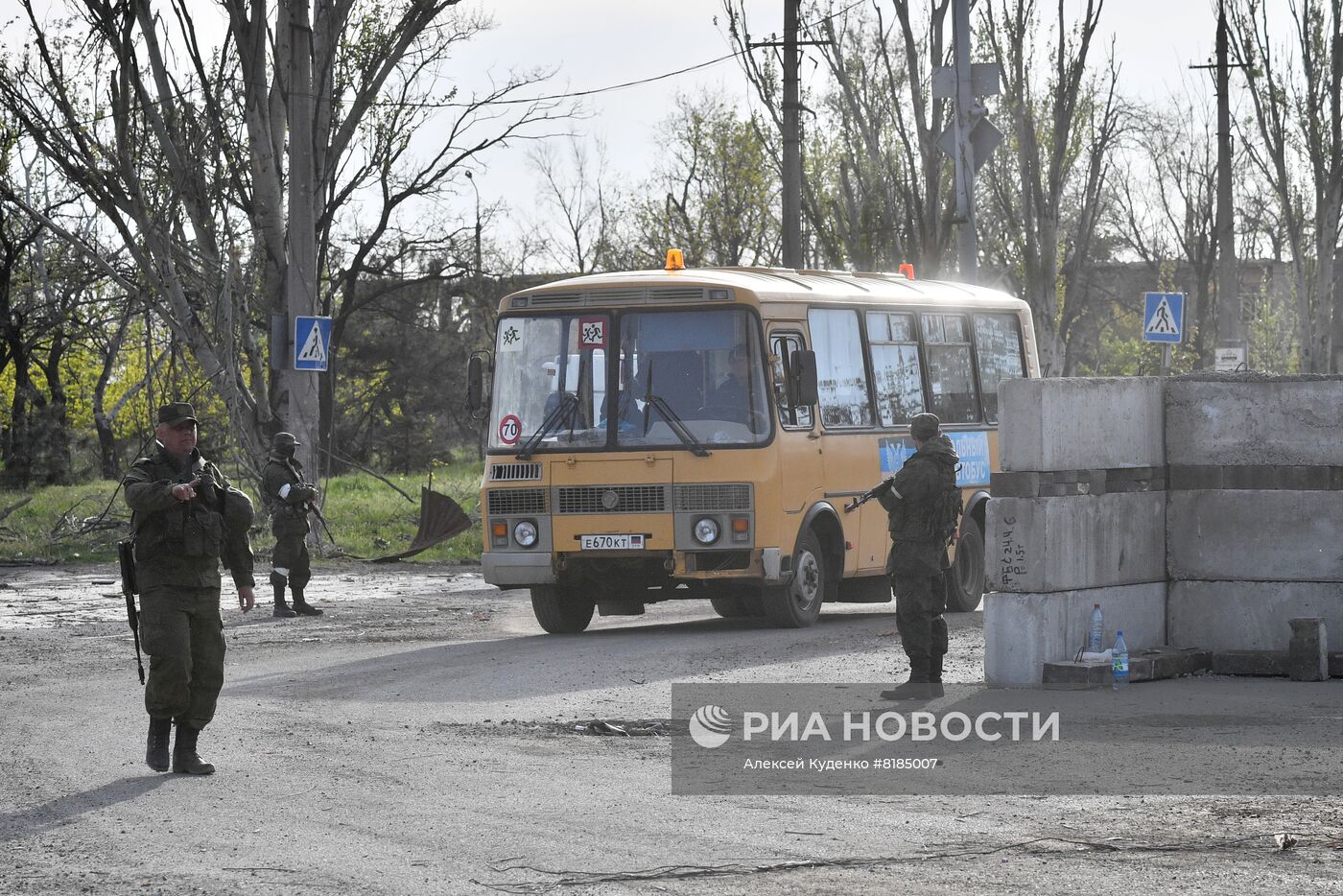 Эвакуация гражданских лиц с завода "Азовсталь"
