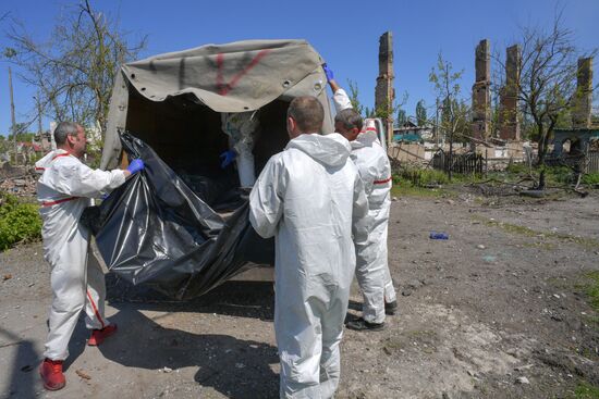Похоронная команда Рубежного выполняет работы по поиску тел погибших