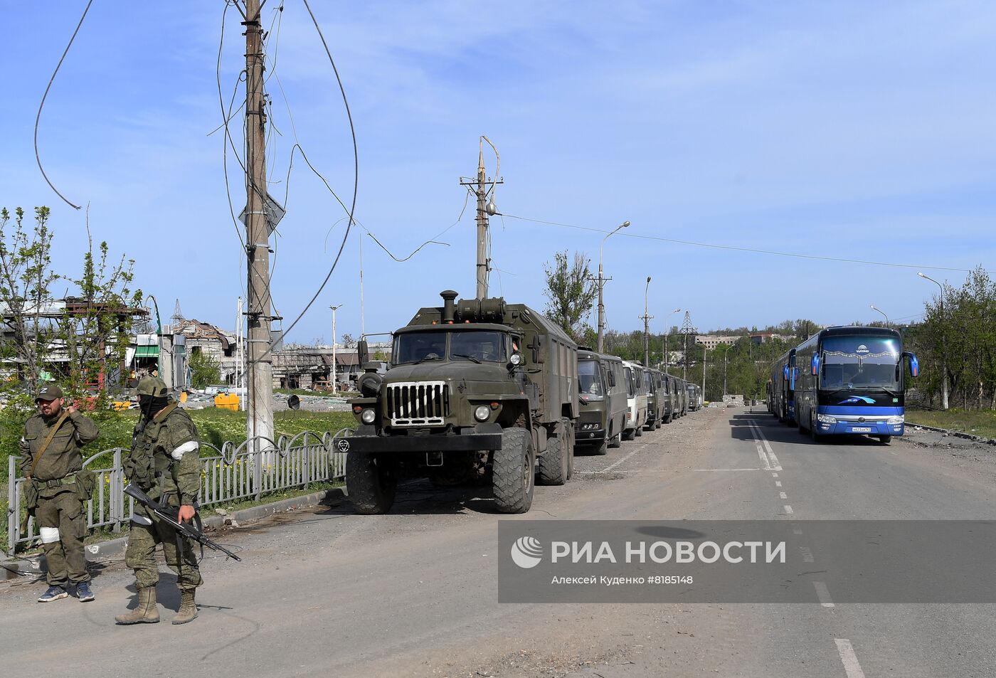 Эвакуация гражданских лиц с завода 