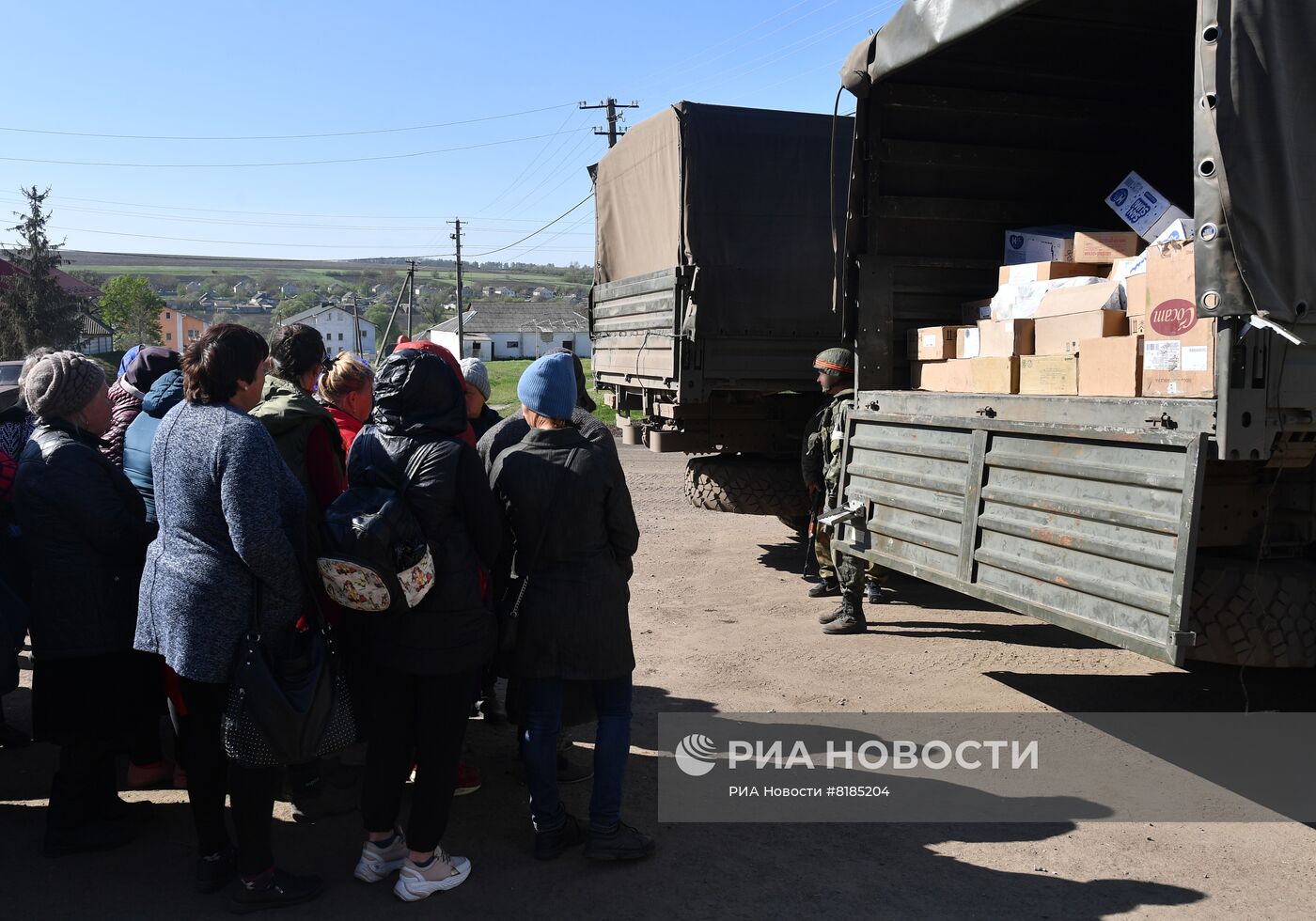 Раздача российской гумпомощи в одном из сел Харьковской области