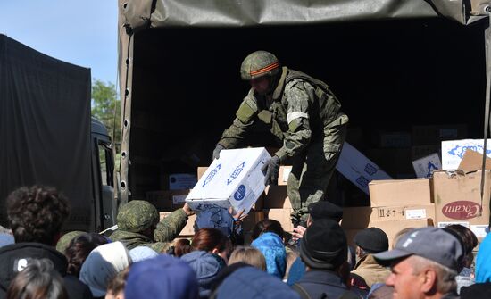 Раздача российской гумпомощи в одном из сел Харьковской области