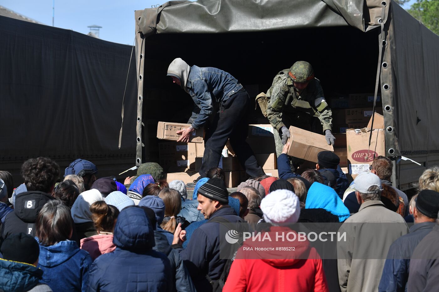 Раздача российской гумпомощи в одном из сел Харьковской области