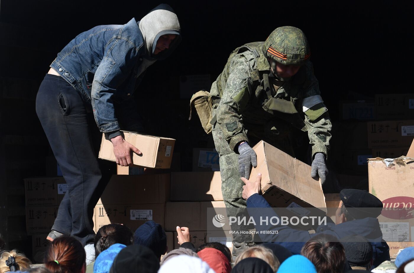 Раздача российской гумпомощи в одном из сел Харьковской области