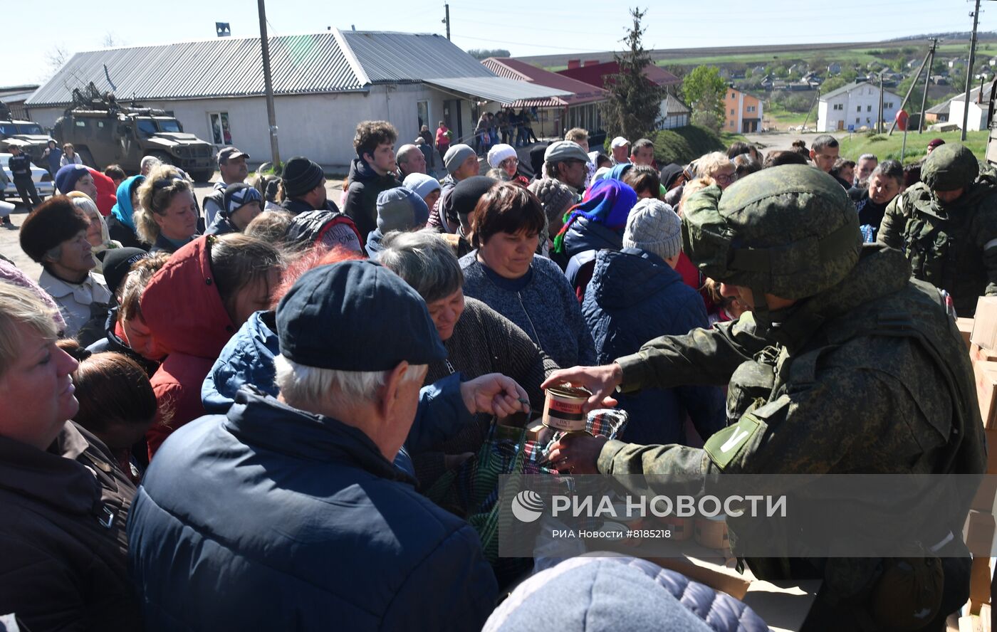 Раздача российской гумпомощи в одном из сел Харьковской области