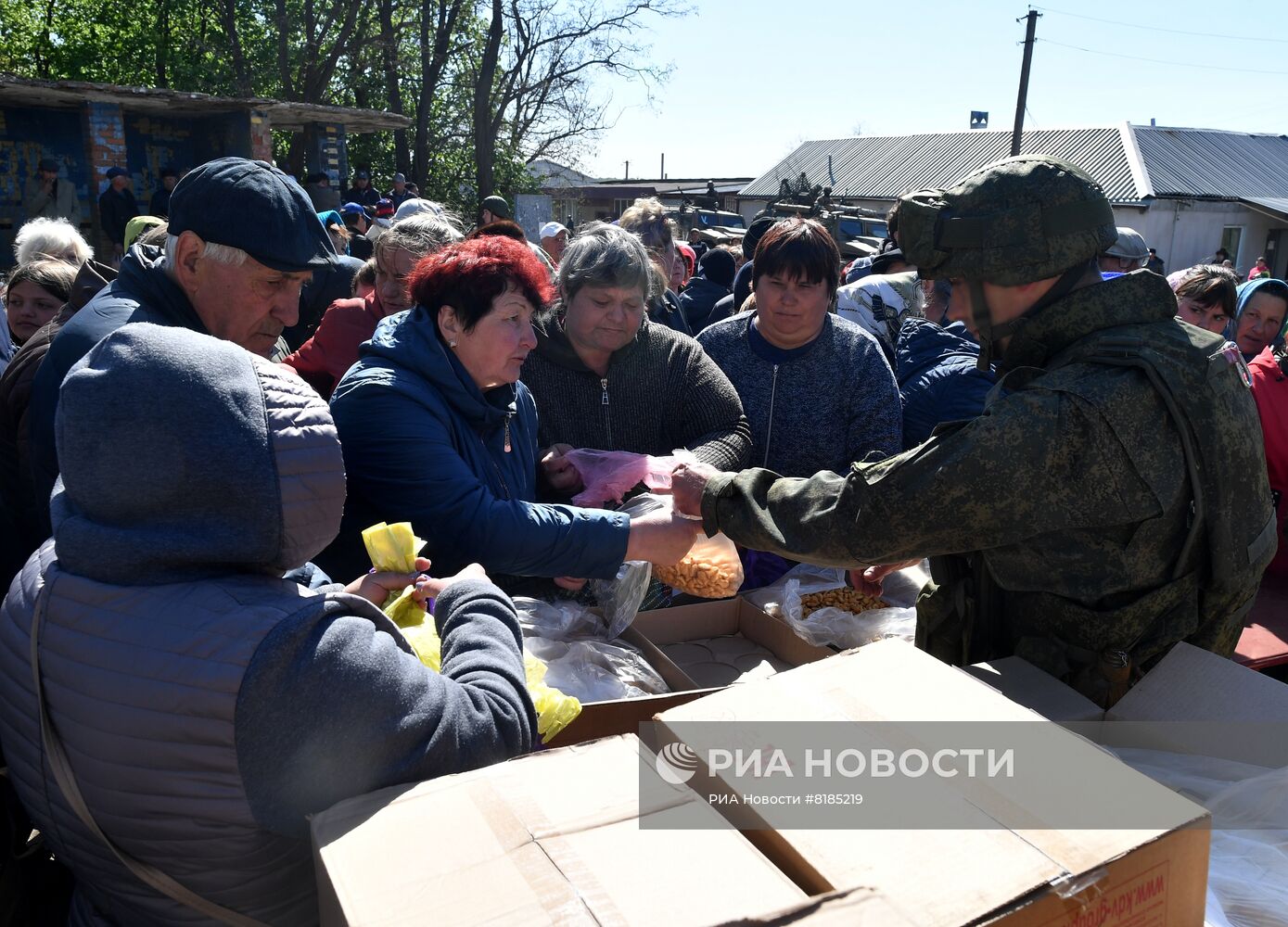 Раздача российской гумпомощи в одном из сел Харьковской области