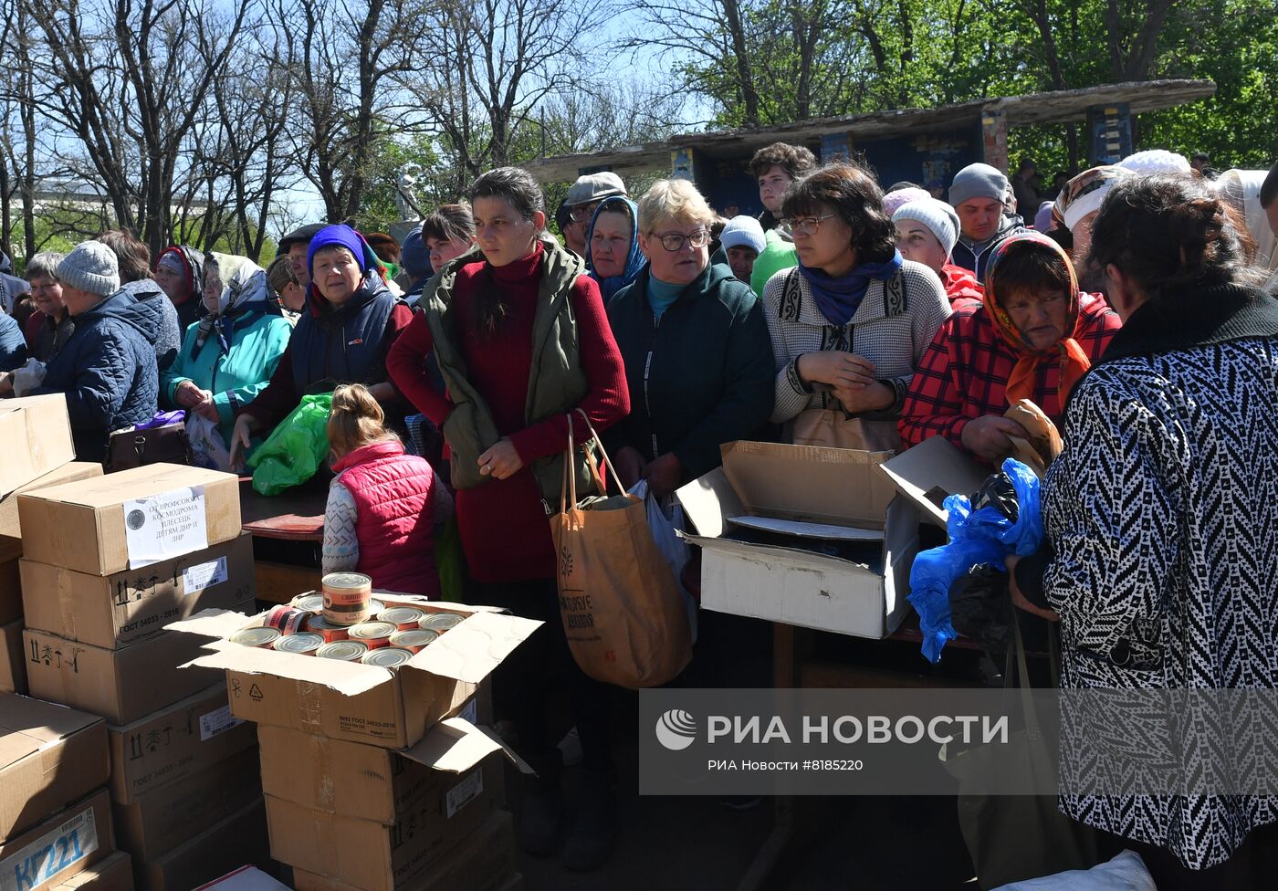 Раздача российской гумпомощи в одном из сел Харьковской области