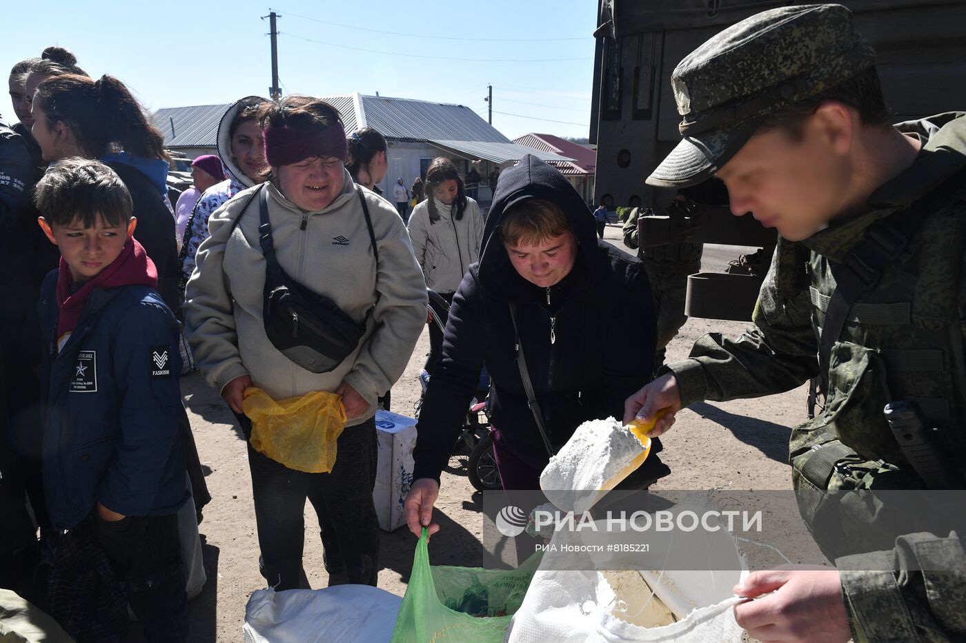 Раздача российской гумпомощи в одном из сел Харьковской области