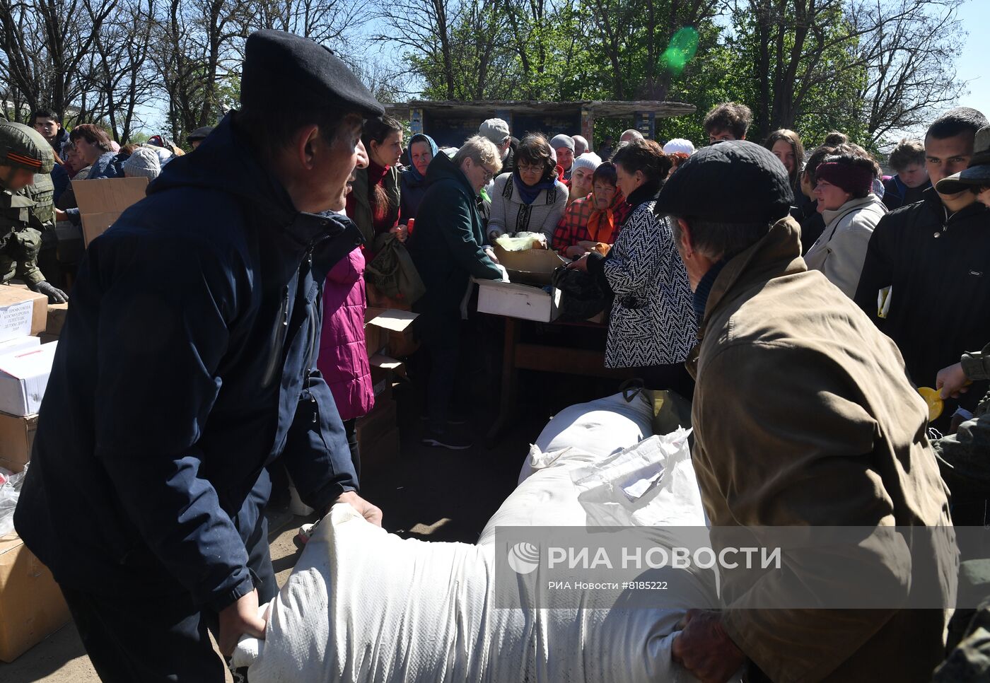 Раздача российской гумпомощи в одном из сел Харьковской области