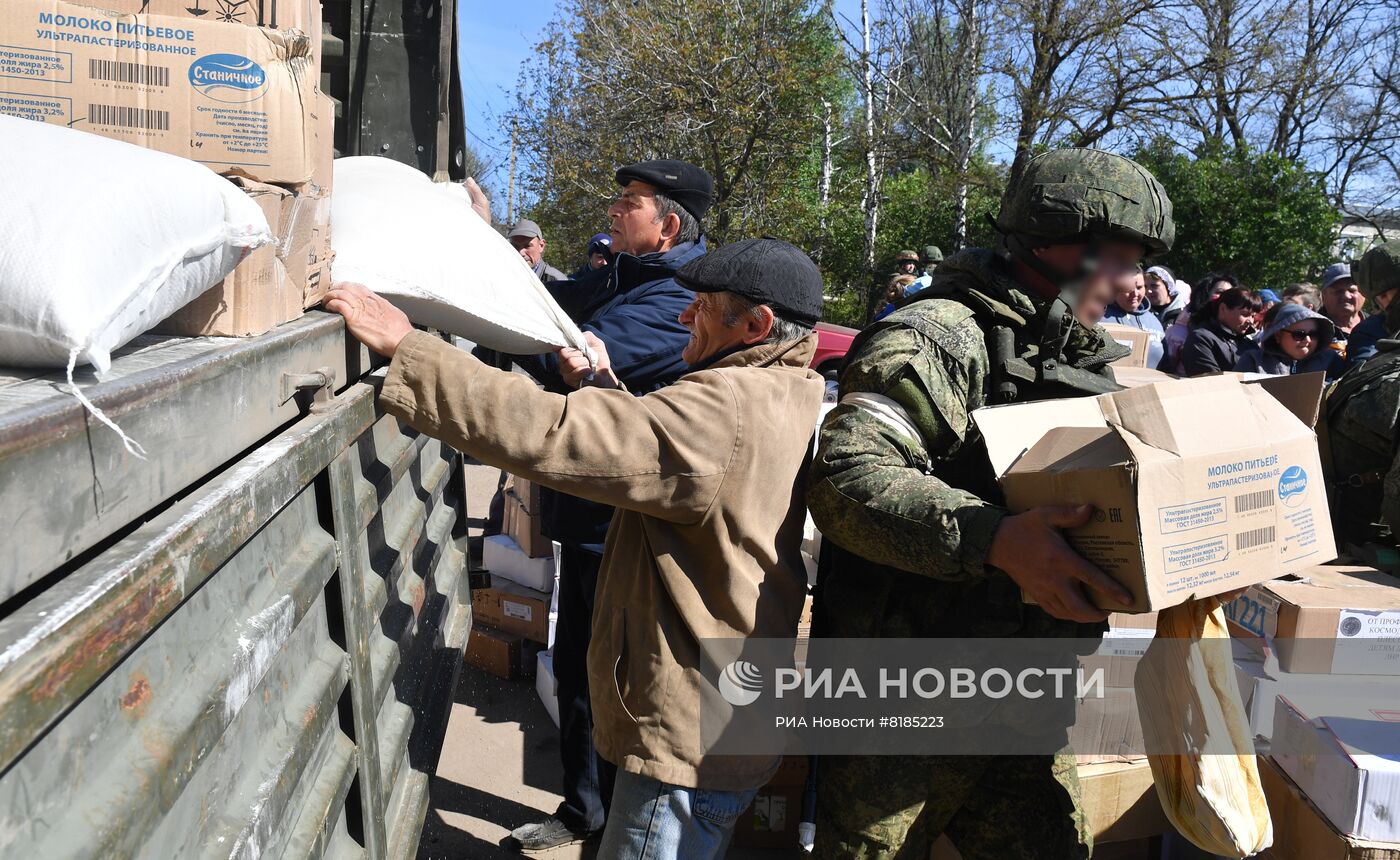 Раздача российской гумпомощи в одном из сел Харьковской области