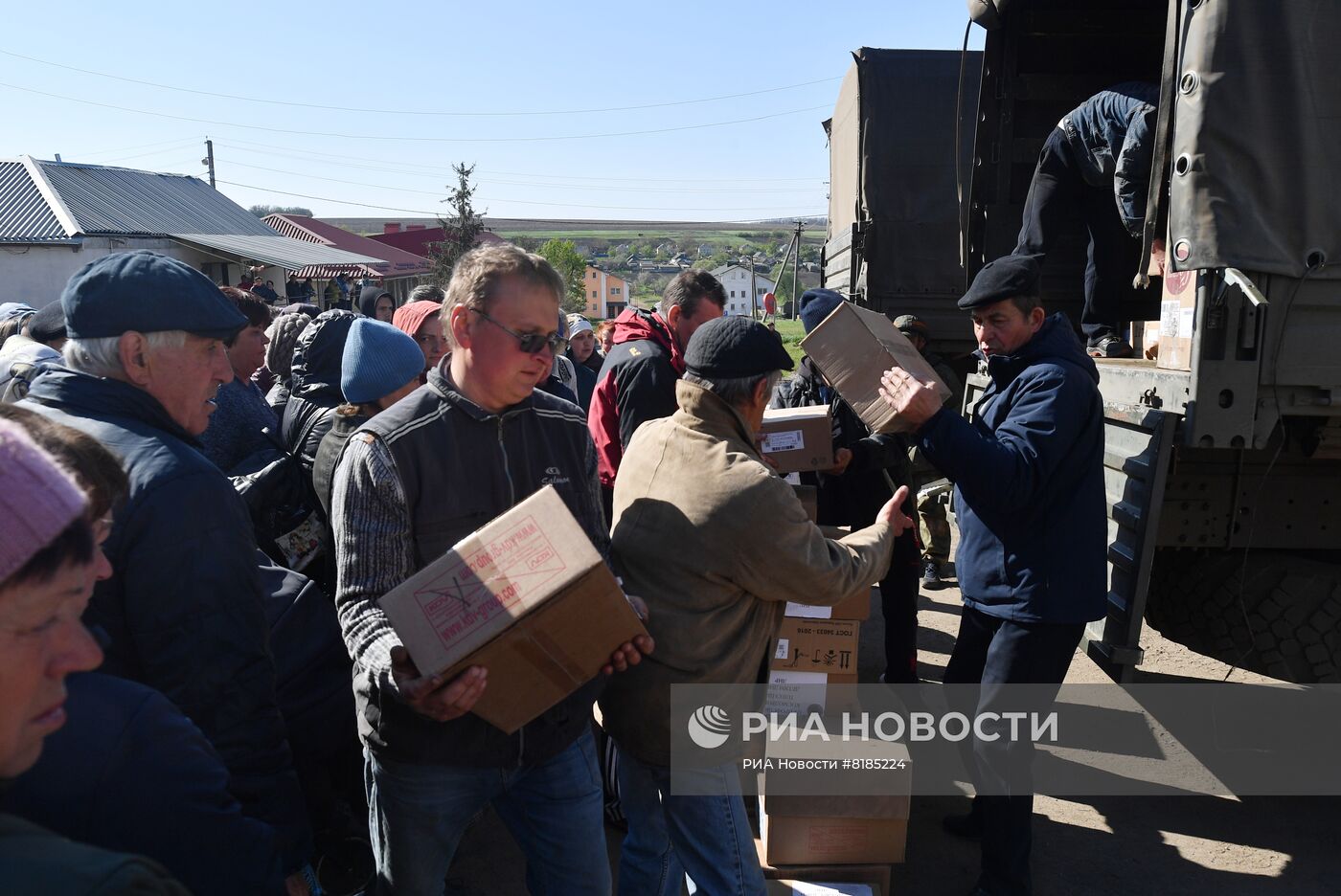 Раздача российской гумпомощи в одном из сел Харьковской области