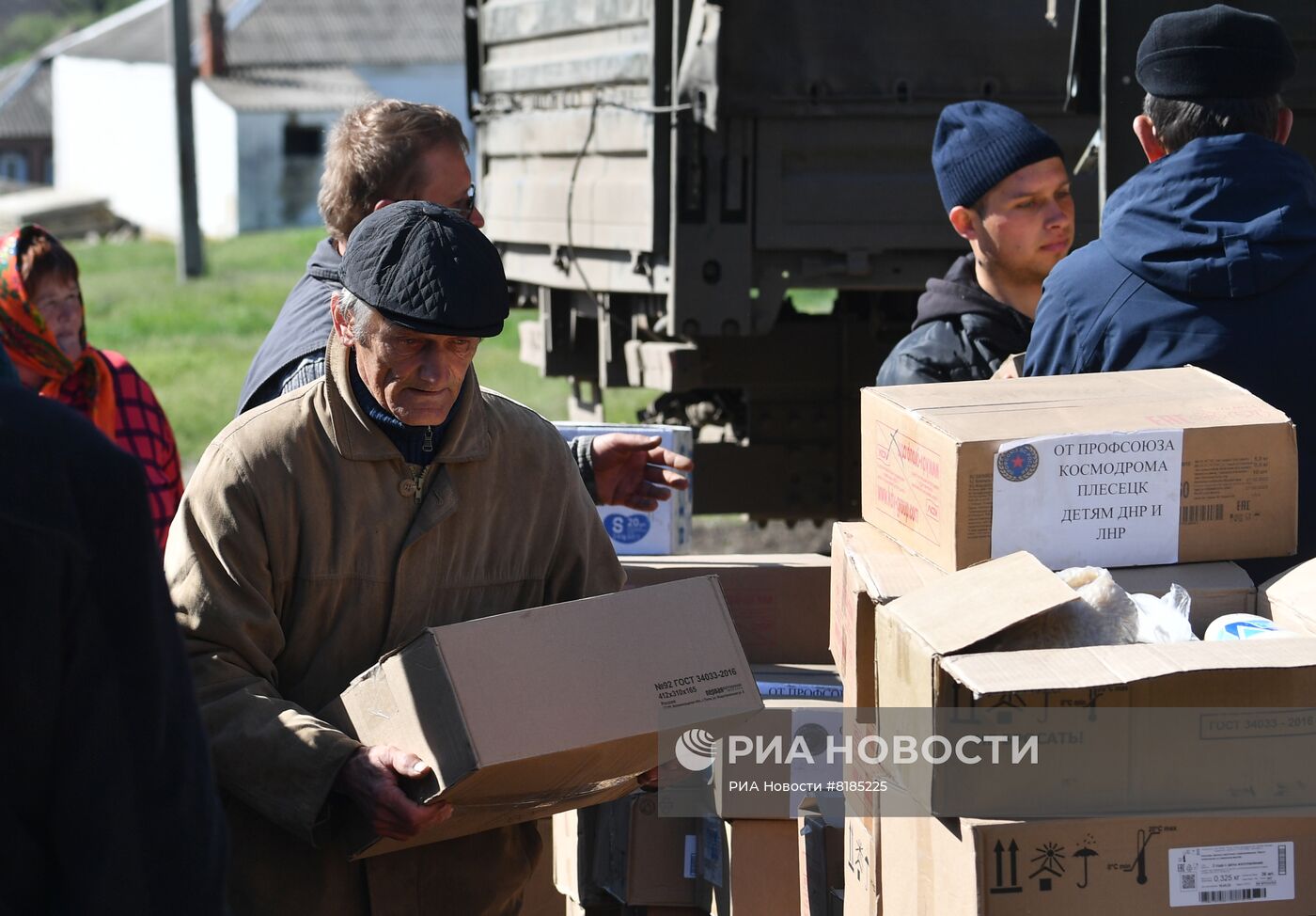 Раздача российской гумпомощи в одном из сел Харьковской области