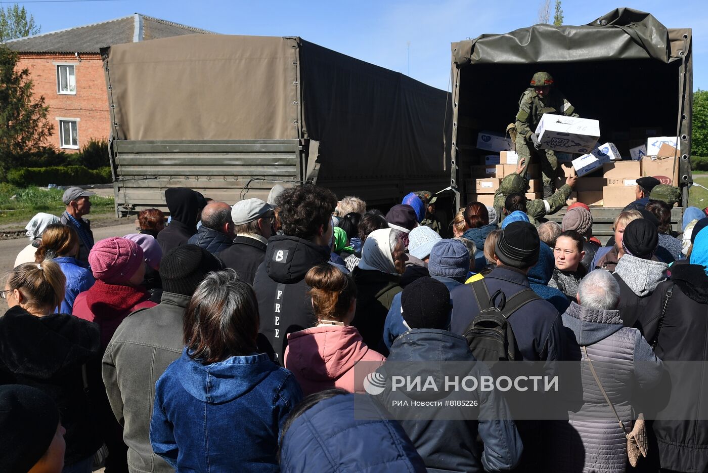 Раздача российской гумпомощи в одном из сел Харьковской области