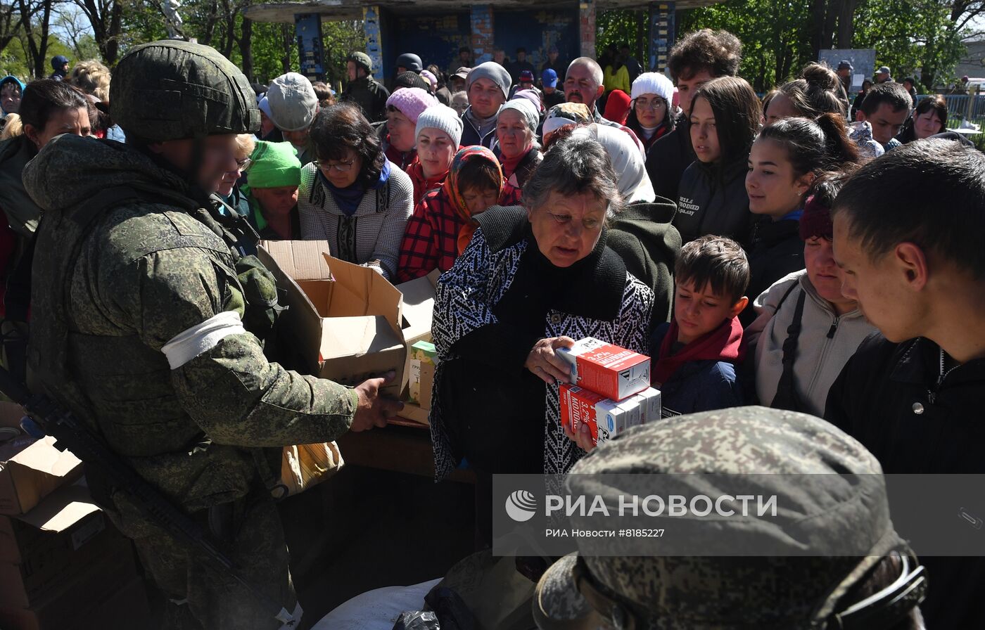 Раздача российской гумпомощи в одном из сел Харьковской области