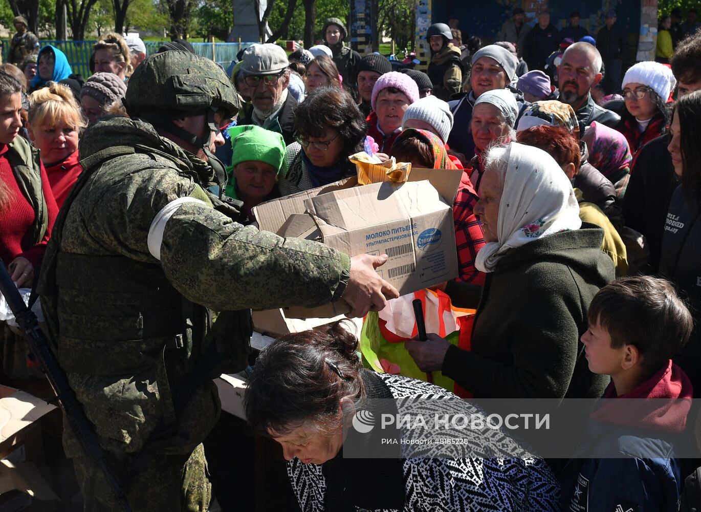 Раздача российской гумпомощи в одном из сел Харьковской области