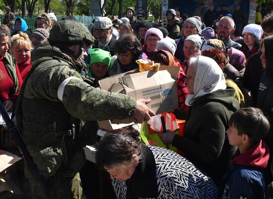 Раздача российской гумпомощи в одном из сел Харьковской области