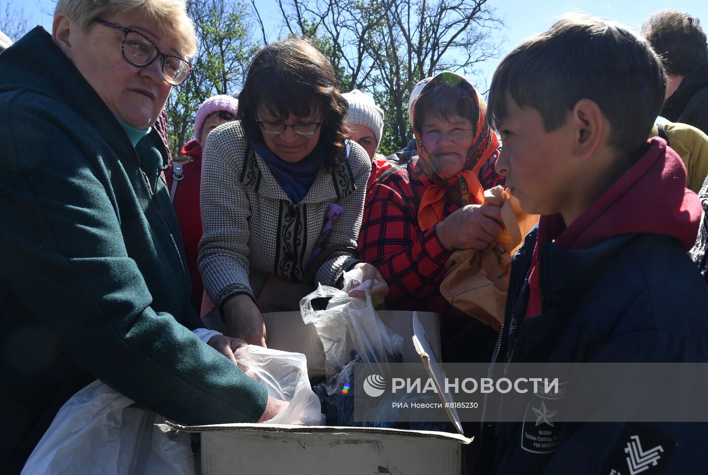 Раздача российской гумпомощи в одном из сел Харьковской области