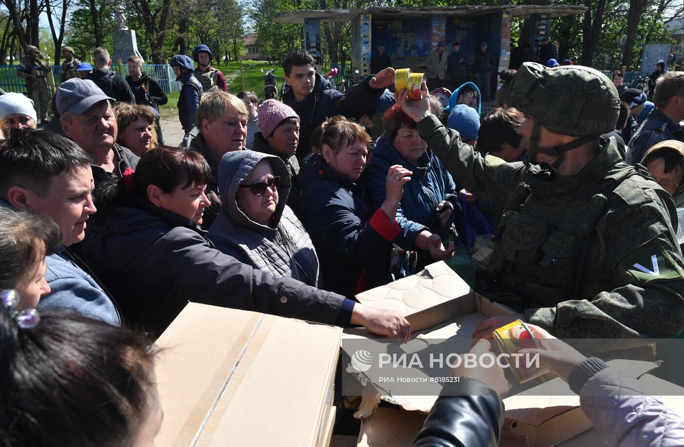 Раздача российской гумпомощи в одном из сел Харьковской области