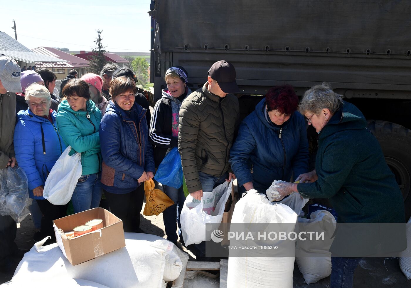 Раздача российской гумпомощи в одном из сел Харьковской области