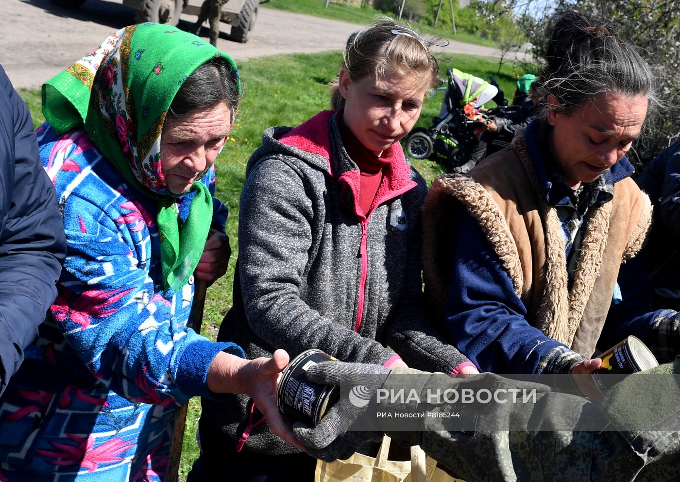 Раздача российской гумпомощи в одном из сел Харьковской области