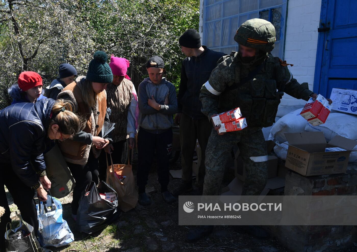 Раздача российской гумпомощи в одном из сел Харьковской области