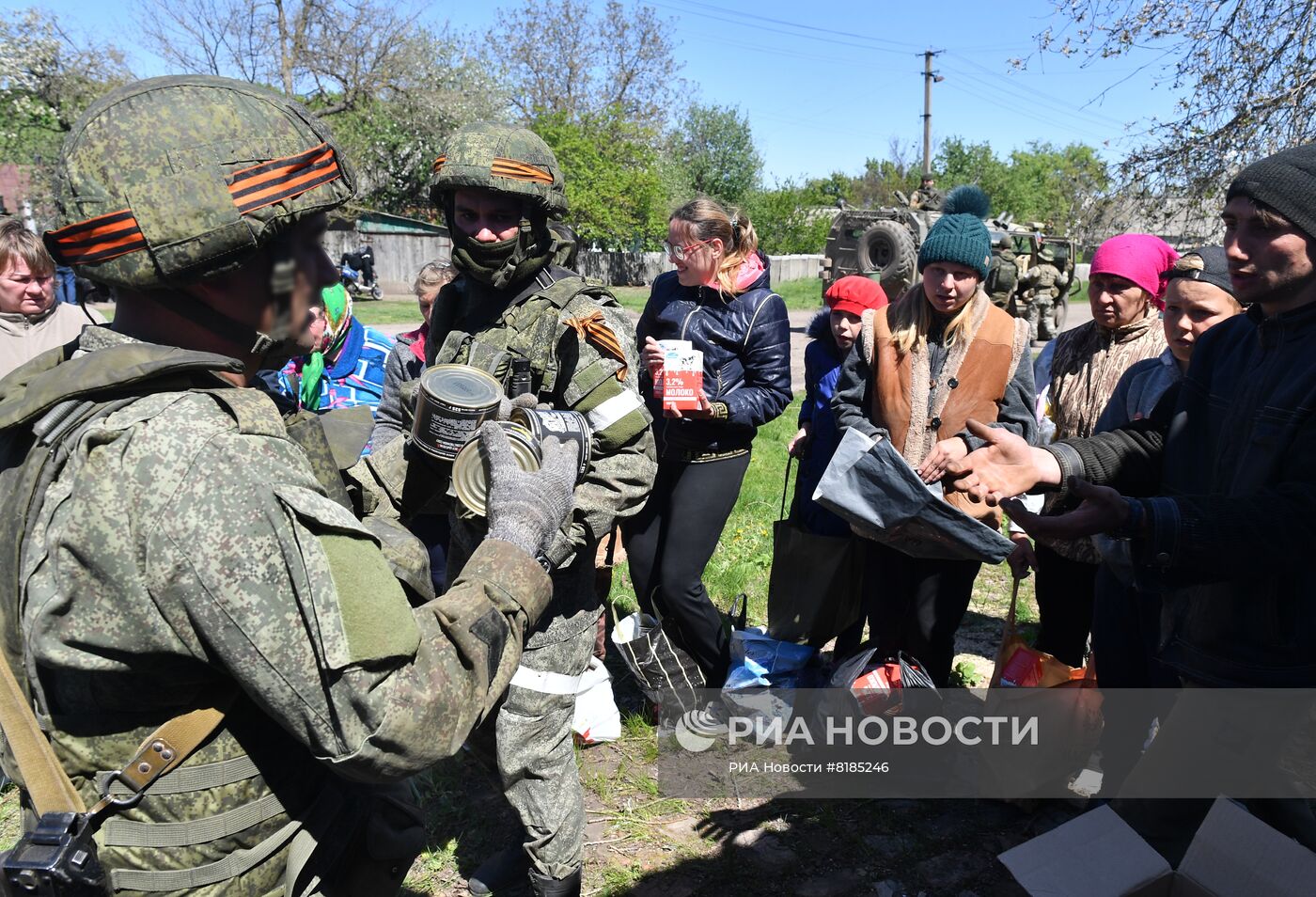 Раздача российской гумпомощи в одном из сел Харьковской области