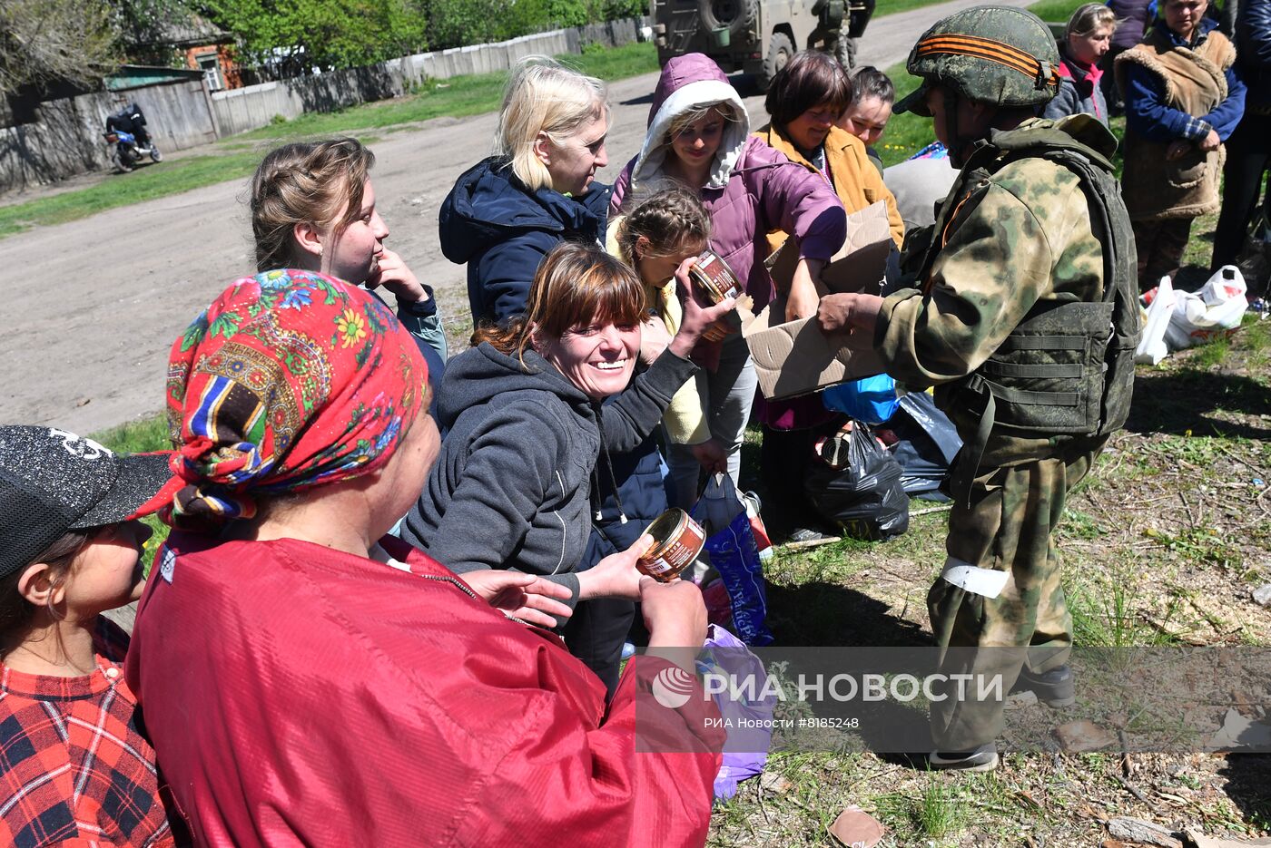 Раздача российской гумпомощи в одном из сел Харьковской области