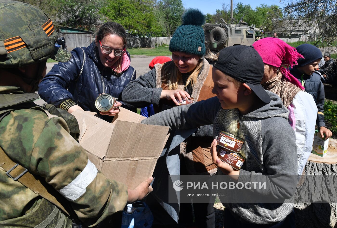 Раздача российской гумпомощи в одном из сел Харьковской области