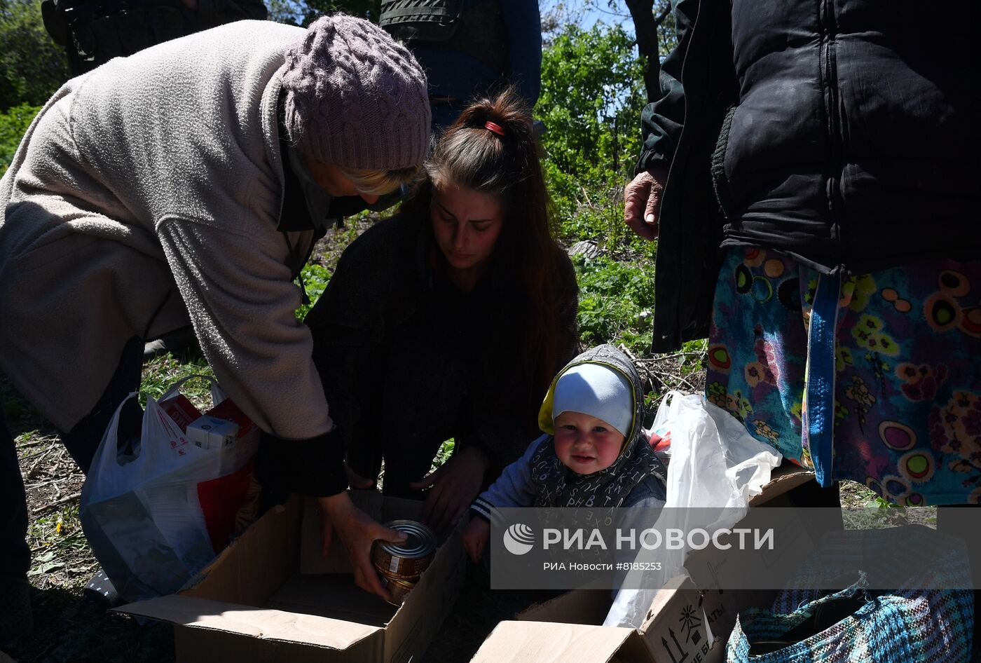 Раздача российской гумпомощи в одном из сел Харьковской области