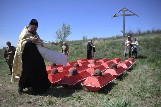 Перезахоронение останков советских солдат на Мемориале Славы в Мелитопольском районе