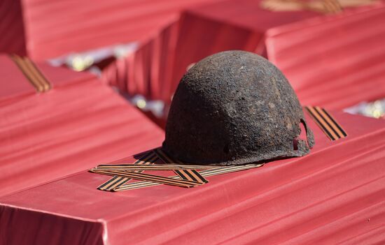 Перезахоронение останков советских солдат на Мемориале Славы в Мелитопольском районе