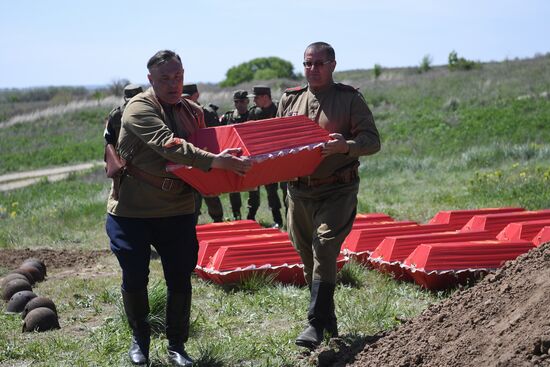 Перезахоронение останков советских солдат на Мемориале Славы в Мелитопольском районе