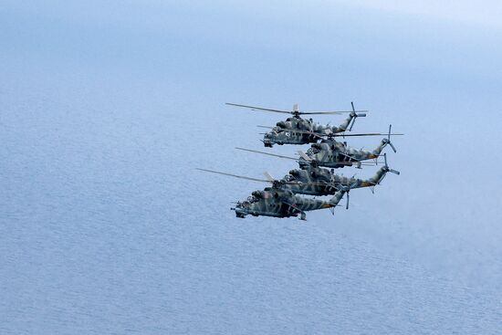 Генеральная репетиция воздушной части парада ко Дню Победы в Калининграде