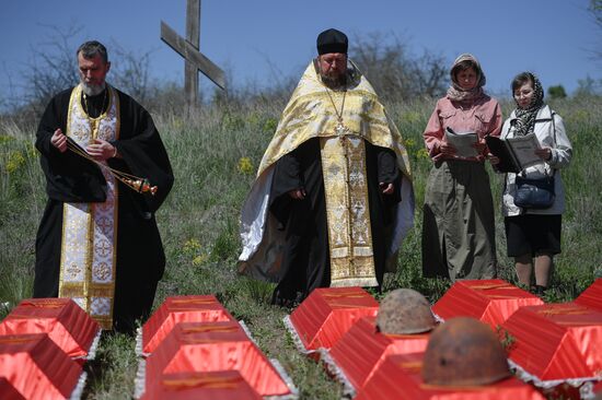 Перезахоронение останков советских солдат на Мемориале Славы в Мелитопольском районе