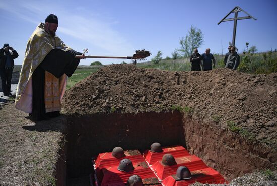 Перезахоронение останков советских солдат на Мемориале Славы в Мелитопольском районе